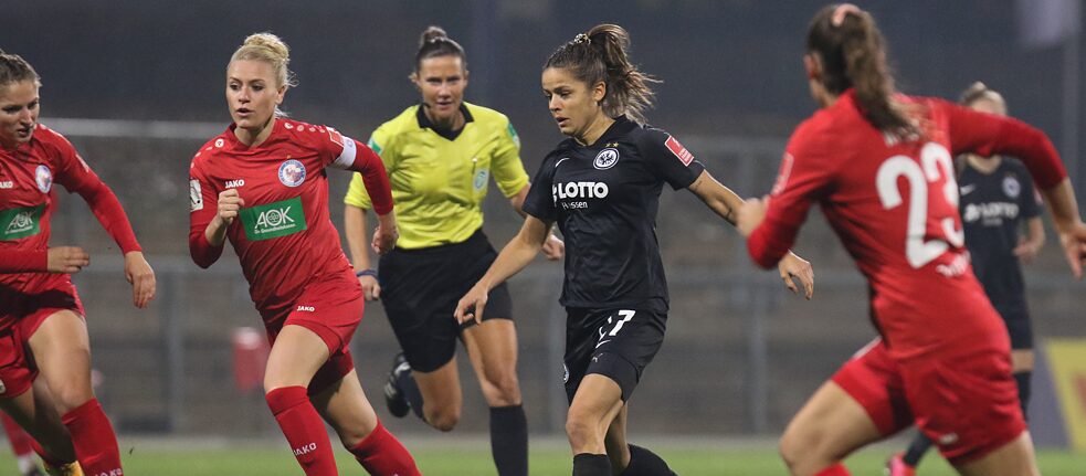 L'équipe féminine de l'Eintracht Francfort (en noir) lors d'un match de la Bundesliga contre le 1. FFC Turbine Potsdam (en rouge).