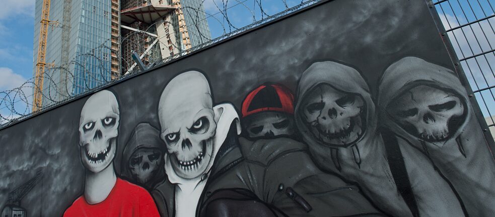 Graffitis critiques du capitalisme sur la clôture du chantier du nouveau bâtiment de la BCE. 