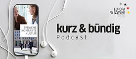 Logo of the podcast kurz & bündig of the Europanetzwerk Deutsch, next to it is a cell phone screen with the inscription: Language. Contacts. Culture. and in ear headphones