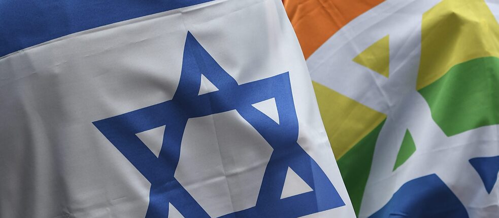 Bandiere con la stella di David nel “giorno della kippah” a Friburgo, sventolate da gruppi LGBTQI che vogliono sensibilizzare le comunità alle questioni queer.