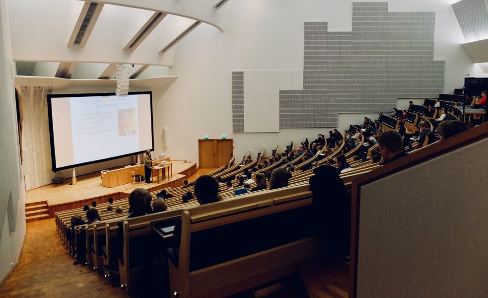 Menschen sitzen in einem Hörsaal der Aalto-Universität, Espoo, Finnland