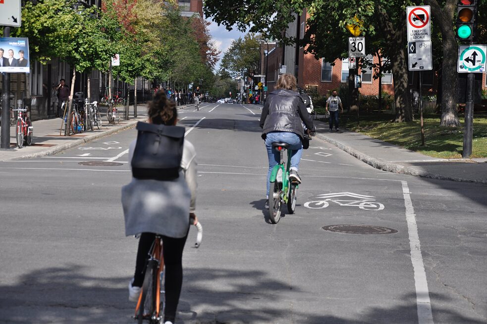 Près de 2 000 personnes utilisent la voie cyclable de l'avenue Laurier sur une base quotidienne moyenne annuelle.