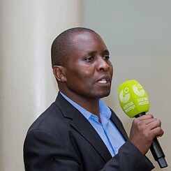 George Juma Ondeng‘ ist Experte für kulturelles Erbe und derzeit bei den National Museums of Kenya als Koordinator der öffentlichen Programme tätig. 