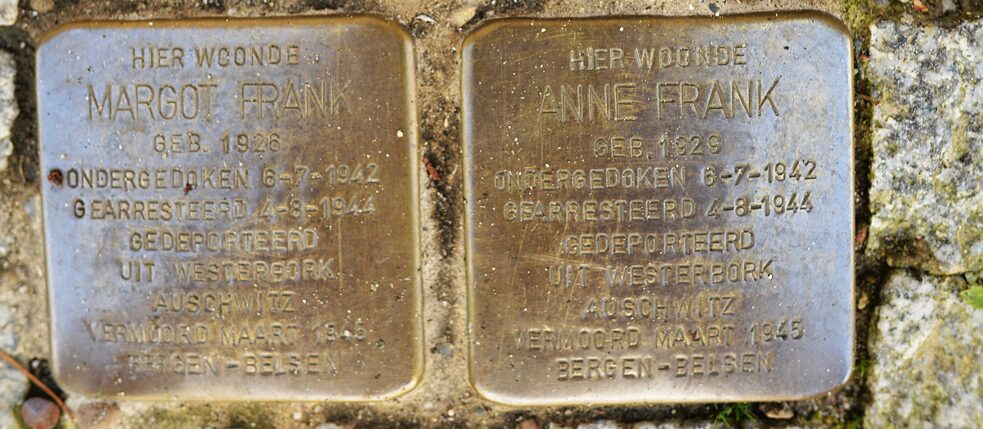 Pamětní dlažební kostky v Amsterdamu připomínají židovskou dívku Anne Frank, jejíž deníky se staly známými po celém světě, a její sestru Margot. 