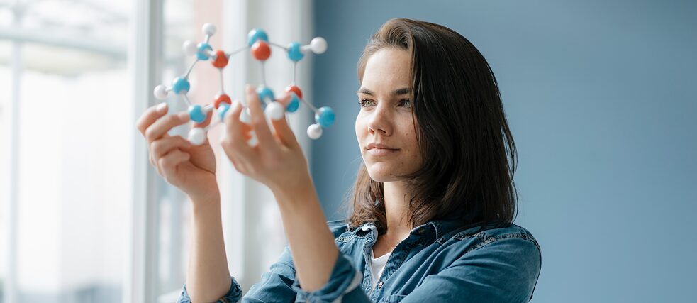 Científica con modelo molecular