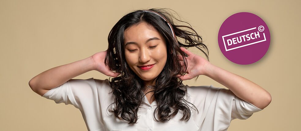 אישה מחייכת עם אוזניות
