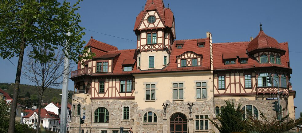 Les bâtiments de style wilhelminien et Art nouveau dans le quartier Damenviertel contrastent avec les immeubles préfabriqués de Jena Nord.