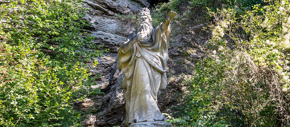 « Qui chevauche si tard dans la nuit et le vent ? » Une statue immortalise le Erlkönig, le Roi des Aulnes, du poème de Johann Wolfgang von Goethe.