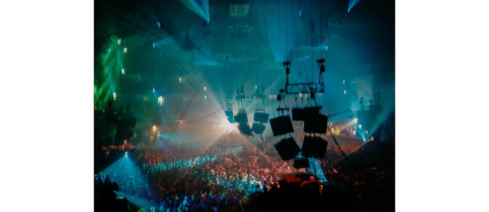 Der Ruhrpott feierte die Techno-Kultur mit dem etwas anderen Tanz in den Mai: „Rave Olympia“ lautete das Motto des Mayday 1994, 24.000 Menschen feierten damals in den Dortmunder Westfalenhallen. Die Mayday-Partys finden bis heute immer am 30. April eines Jahres statt und versammeln die angesagtesten Techno-DJs in ihrem Line-up. 