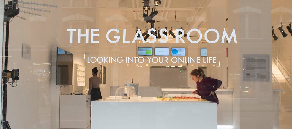Interaktīvās izstādes "Stikla istaba" mērķis ir mudināt cilvēkus diskutēt par to, kā tehnoloģijas maina mūsu dzīvi. 