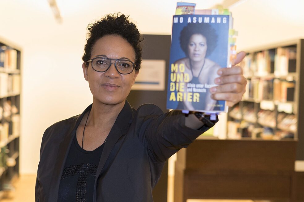 L'écrivain, présentatrice et réalisatrice afro-germanique Mo Asumang présente son livre « Mo et les Aryens. Seul parmi les racistes et les néo-nazis »