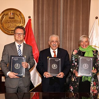 Der deutsche Botschafter, der ägyptische Erziehungsminister und die Institutsleitern des Goethe-Instituts Kairo halten den unterschriebenen Vertrag 