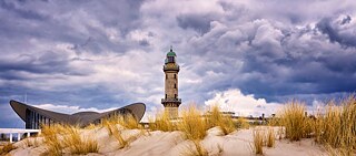 On of the lighthouses in Warnemünde. At its feet: the Teepott.