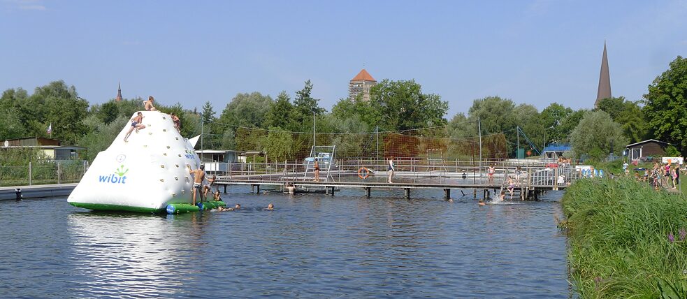 Il “Flussbad” di Rostock: una piscina all’aperto per tutta la famiglia, dai bambini ai nonni.