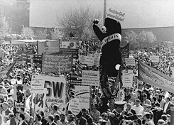 Prvomájová demonstrace na Konrad-Adenauer-Allee v Západním Berlíně v roce 1987 