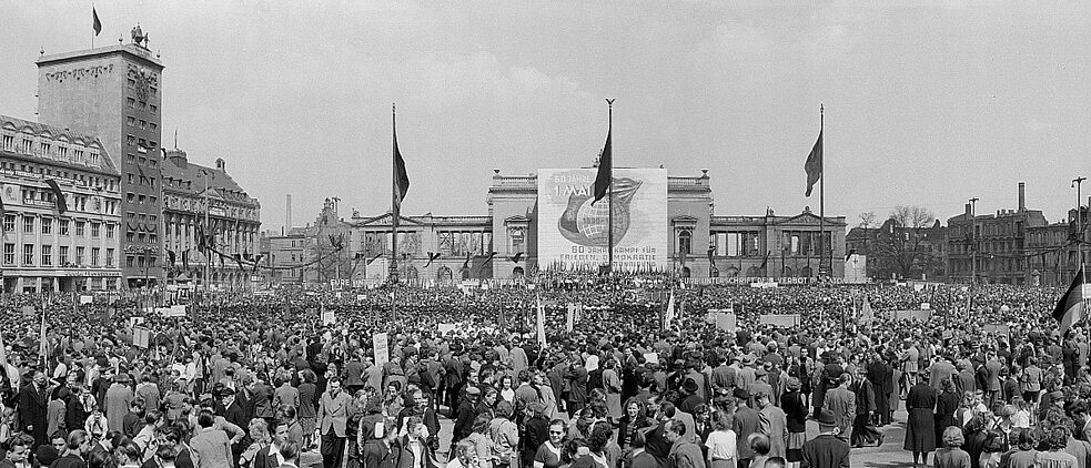 Oslava 1. máje v roce 1950 na Augustusplatzu v Lipsku: V tehdejší Německé demokratické republice pořádala prvomájové přehlídky a průvody vládnoucí Jednotná socialistická strana Německa (SED). 
