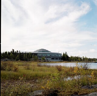 Landschaft um das Gebäude der gesetzgebenden Versammlung der Northwest Territories