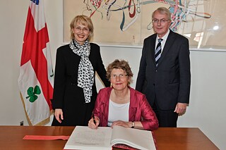 Signature du livre d'or de la ville de Montréal par Mechthild Magnus, la directrice du Goethe-Institut à Montréal