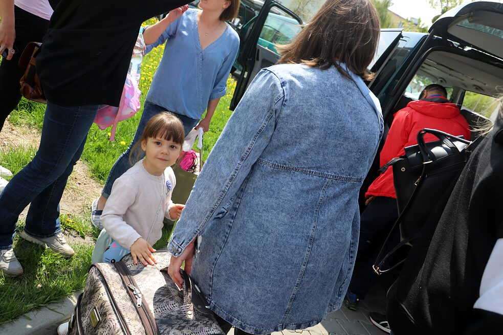 Ewa a matka Swetlana (vpravo) sa môžu odviezť prázdnym humanitárnym konvojom priamo do Nemecka, kde zostanú u svojej priateľky.