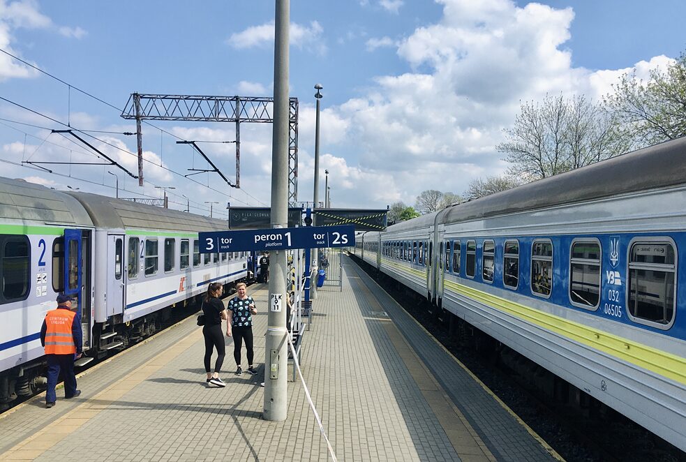 Medzi vlakmi Kyjev-Chełm a Chełm-Varšava sa Ukrajinci musia zaregistrovať v staničnej hale a zadovážiť si bezplatný lístok.