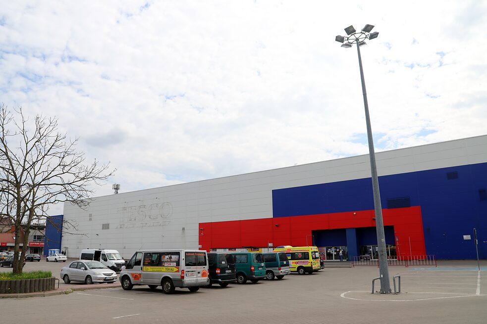 V Chełme slúži bývalý supermarket Tesco ako núdzové ubytovanie pre utečencov z Ukrajiny.