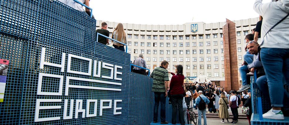 The Mobile Pavilion is a portable form of architecture built by a team of young Ukrainian architects for the House of Europe. The opening performance by the Ukrainian band Dachabracha in front of the Ivano-Frankivsk City Hall drew 1,500 spectators.
