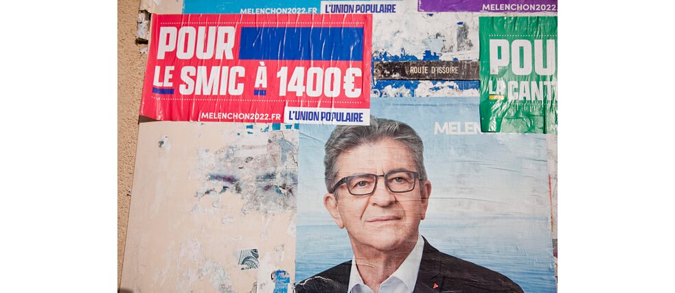 Jean-Luc Mélenchon réclame un SMIC à 1.400 euros. Affiche de campagne de Jean-Luc Melenchon, président de La France insoumise. France, Puy de Dôme, Issoire, le 13 février 2022.