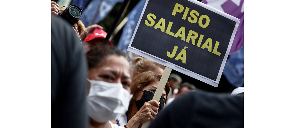 Una manifestante regge un cartello con la scritta “Salario minimo ora” durante la protesta degli insegnanti della scuola pubblica che chiedono aumenti dello stipendio e migliori condizioni di lavoro.