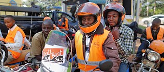 Weltweit organisieren sich zunehmend auch Menschen aus dem informellen Sektor: Motorbike-Taxis in Uganda.