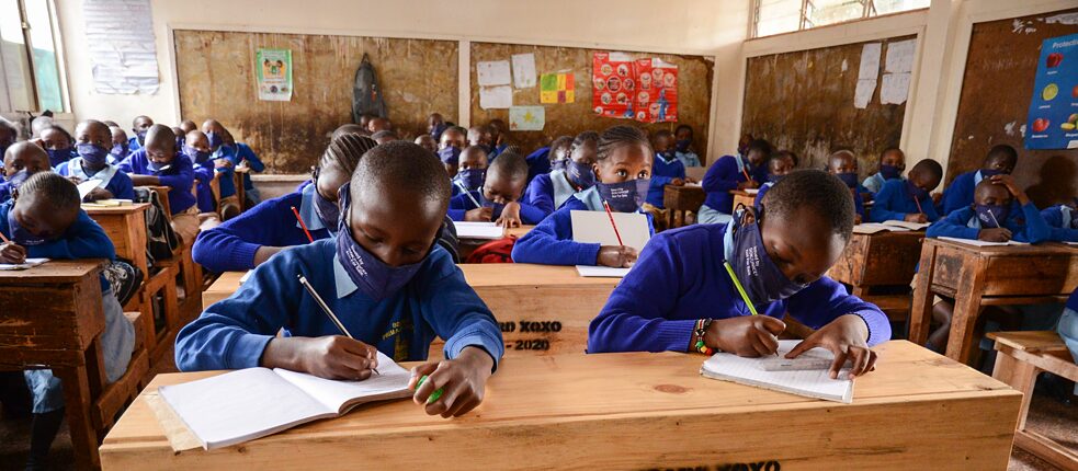 Wie ermöglicht man mit gleichem Budget möglichst viel Schulbesuch? Dieser Frage ging eine Studie zur Armutsbekämpfung in Kenia nach – und lieferte erstaunlich eindeutige Ergebnisse.