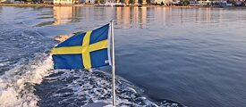 Schwedische Fahne auf einem Boot im Wasser