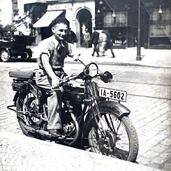 Jaques Abraham auf seinem Motorrad