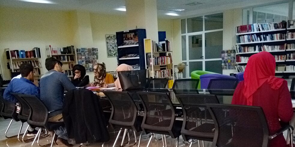 Étudiants dans la salle de lecture