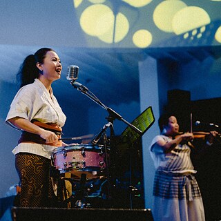 NonaRia performed at Festival Alur Bunyi at the Goethe-Institut Jakarta.