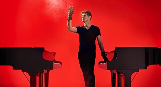 Juli 2020, Ralf Schmid alias Pyanook tritt im Rahmen des Festivals "Rīgas Ritmi" auf und begeistert die Zuschauer*innen mit einer besonderen Technik des Klavierspiels.