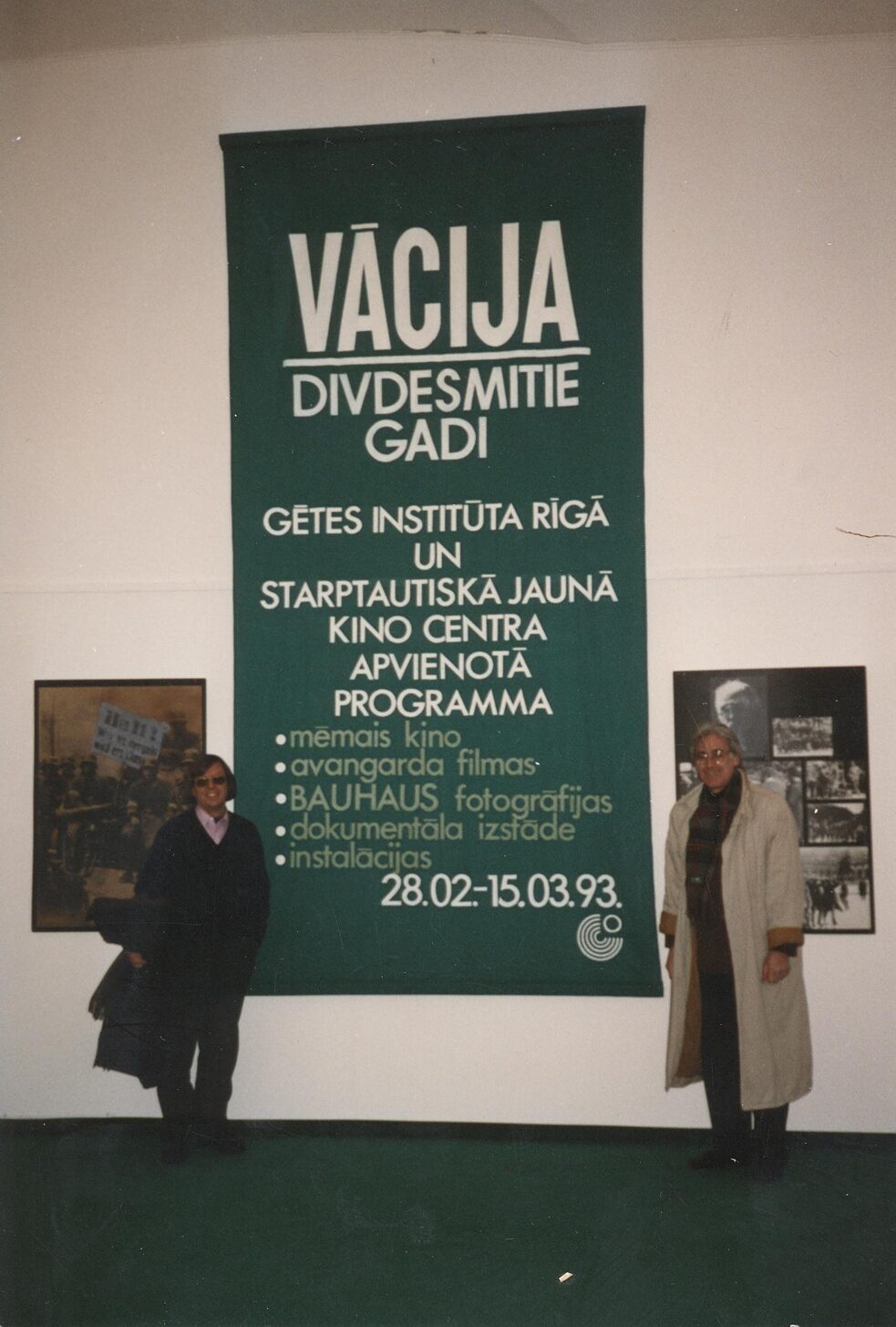 Jaundibinātā Gētes institūta Rīgā pirmais pasākums. Attēlā no kreisās ... un Dr. Frīdrihs Vinteršeids, institūta vadītājs (1992. – 1997.). 