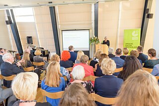 2021. gada septembris, svienīgais pasākums par godu Gētes institūta Rīgā jauno telpu atklāšanai Berga Bazārā Marijas ielā 13. Pie runātāja pults: Gētes institūta prezidente Prof. Dr. Karola Lenca.