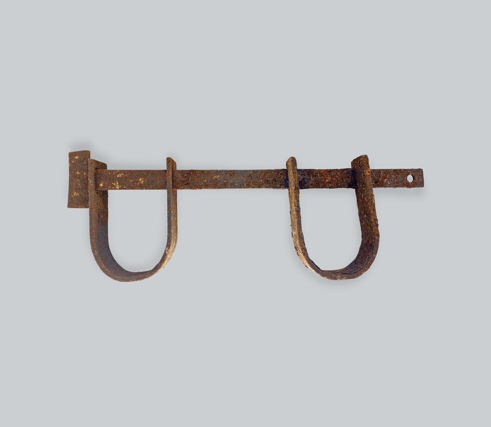 Réplica de algema horizontal, instrumento utilizado na tortura de pessoas escravizadas. Item do Museu da Capitania de Ilhéus. 2022