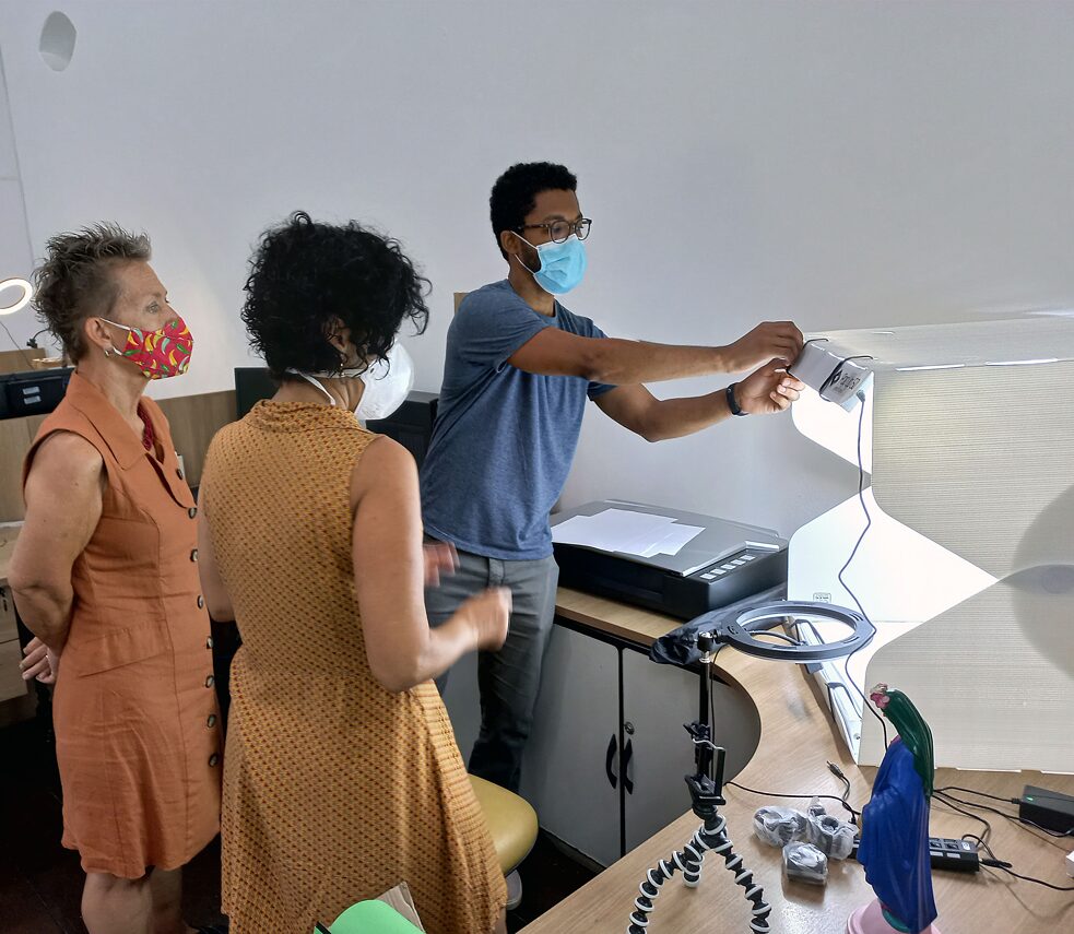  Demonstração do sistema para captura de imagens de objetos 3D para sua difusão digital durante capacitação do projeto Museu Portátil - Edição de Bolso, em Salvador, 2021.
