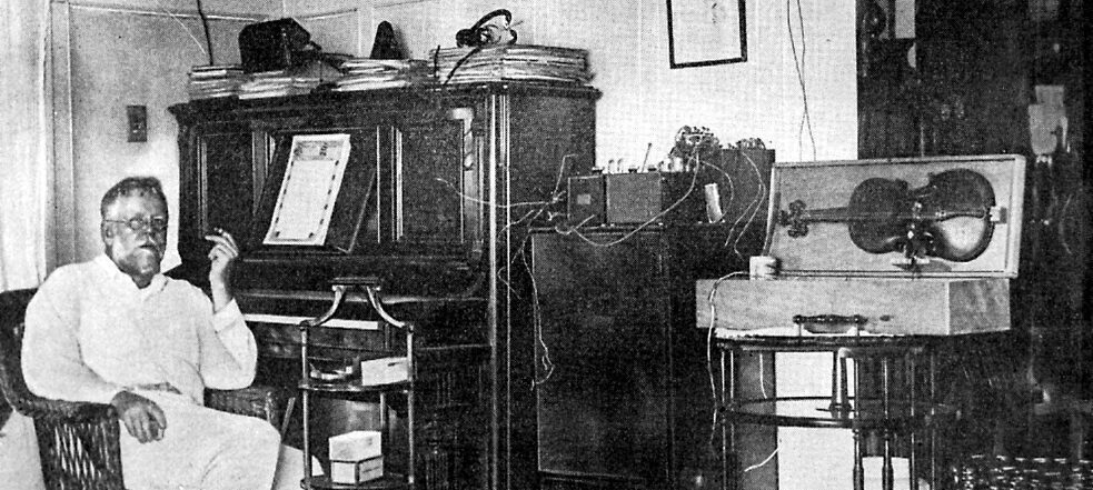 L’animateur jouant du violon est né : s’accompagnant au violon, Reginald Fessenden présente la première émission de divertissement de l'histoire de la radio la veille de Noël 1906 (photographie non datée).  