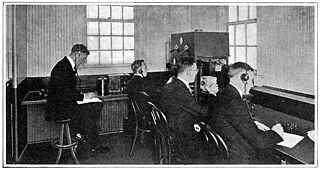 Photo aus dem Jahre 1921: Früher Übertragungsraum des Radiosenders KDKA. Original Bildunterschrift: "Noch eine weitere Radio-Telefon-Sendestation, die den Ansager und die Empfangsmitarbeiter zeigt. Dies ist KDKA in East Pittsburgh, Pa., der Vorläufer aller anderen Radio-Telefon-Sender in den Vereinigten Staaten."