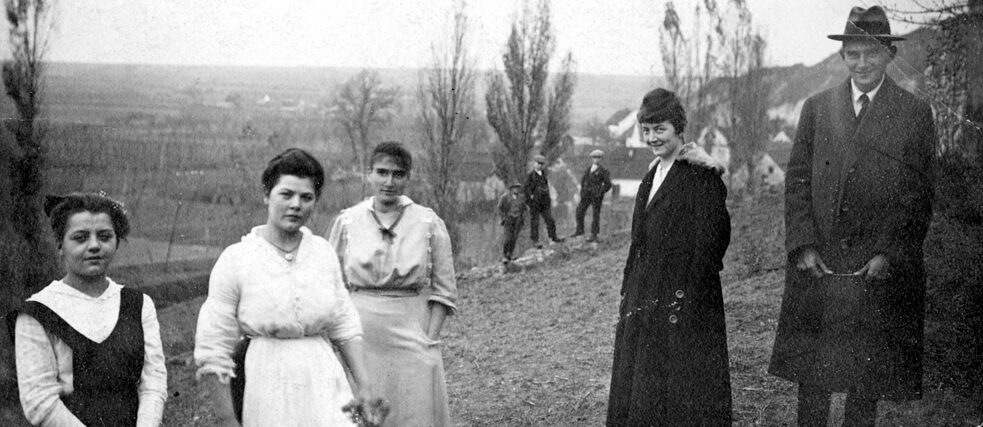 From right: Kafka; his secretary Julie Kaiser, who visited him in November 1917; sister Ottla; cousin Irma; Mařenka, a helper from the village of Siřem (Zürau). November 1917