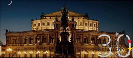 Semper Oper Dresden illuminated at night, next to it is the logo of the Europanetzwerk Deutsch for the 30th anniversary