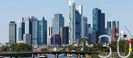 Skyline Frankfurt am Main, daneben das Logo des Europanetzwerk Deutsch zum Jubiläum 30 Jahre