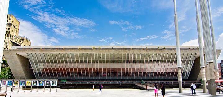 Ar 10 000 kvadrātmetros Medeljinas pilsētas centrā izvietotām lasītavām,interneta un mācību telpām, bērnu stūrīšiem un saules paneļiem uz jumta – Biblioteca EPM Kolumbijā.