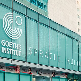 Fassade des Goethe-Instituts mit Logo und Schriftzug Sprache. Kultur. Deutschland