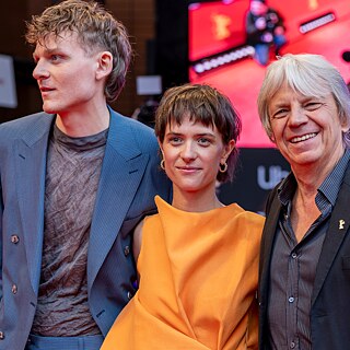 “In Liebe, Eure Hilde”: Johannes Hegemann and Liv Lisa Fries mit director Andreas Dresen at the premiere