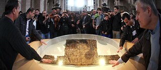This piece of fabric is allegedly around 2,000 years old, too: the “Holy Robe”, said to be the last item of clothing worn by Jesus von Nazareth.