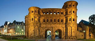 Die Römer haben in Trier eine ganze Reihe von Baudenkmälern hinterlassen, die heute UNESCO-Weltkulturerbe sind: das Stadttor, die Porta Nigra, ist zugleich das Wahrzeichen der Stadt.