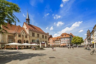 The Old Town Hall on Marktplatz with the Gänseliesel fountain: a popular meeting place in the heart of Göttingen.